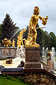 San Pietroburgo - Reggia di Peterhof, dettaglio della grande cascata 